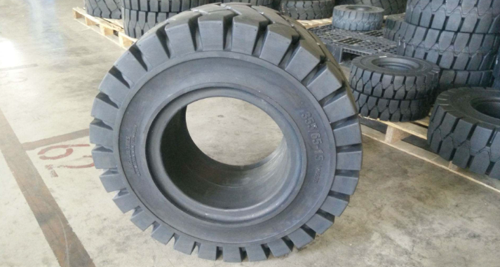 Industrial Solid SPMT Tires